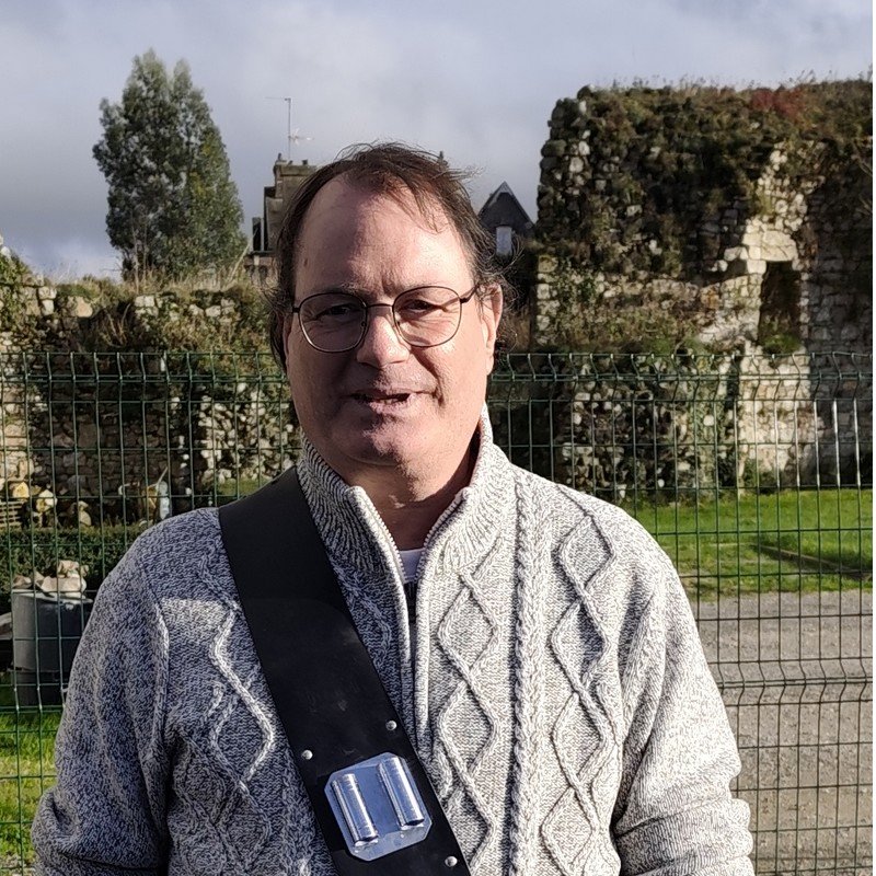 Lire la suite à propos de l’article Charles Hinault, professeur de batterie